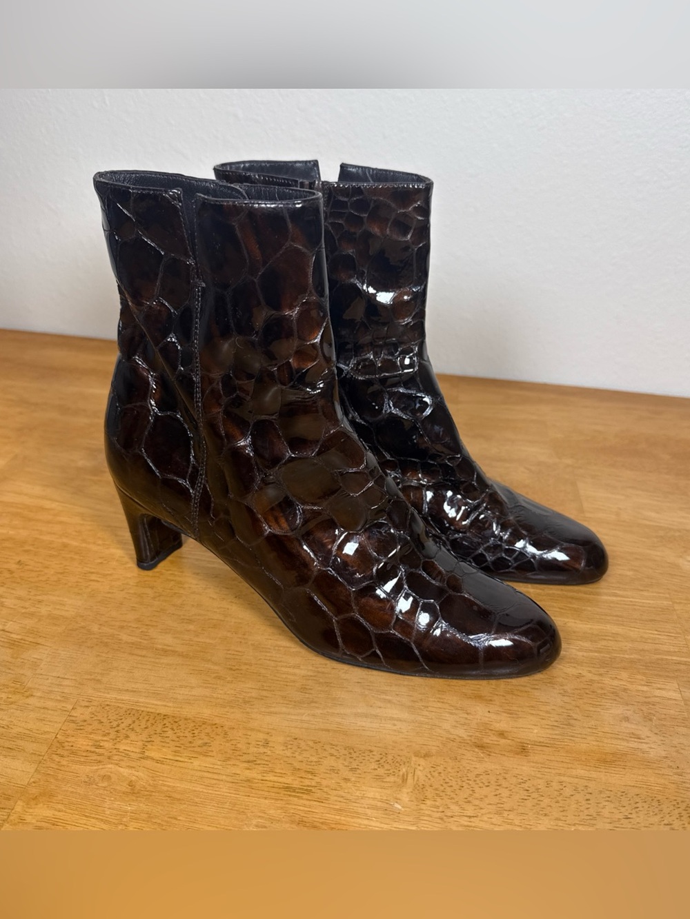 Stewart Weitzman Embossed Leather Crocodile Brown Black Ankle Boots 2.5” Heel 7